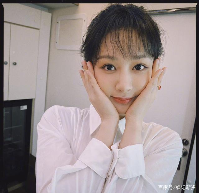 杨紫更新社交平台晒自拍照，网友纷纷为她点赞！