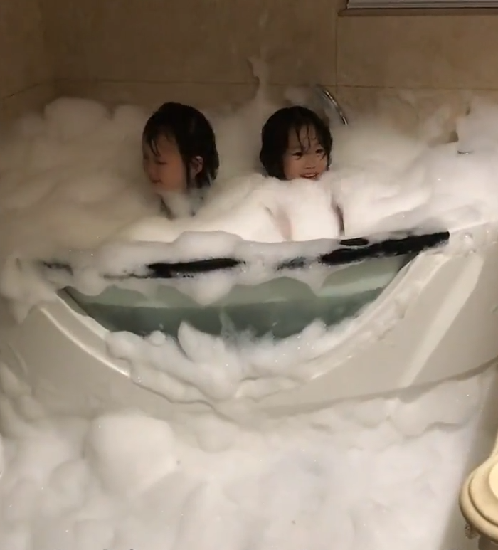 浙江两孩子刚放假就送惊喜，浴室一幕让妈妈感慨：这俩月怎么过