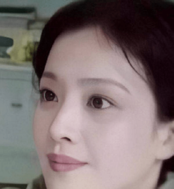 刘亦菲妈妈年轻时候的照片，网友直言有种美颜叫全家最丑
