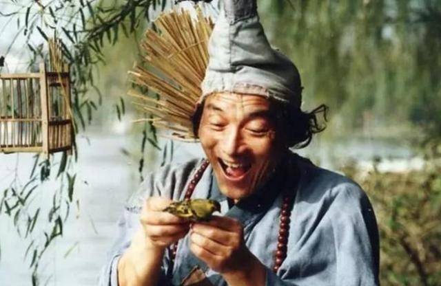 游本昌穿着一身复古风的服饰，化身“老顽童”在搞怪哈哈大笑