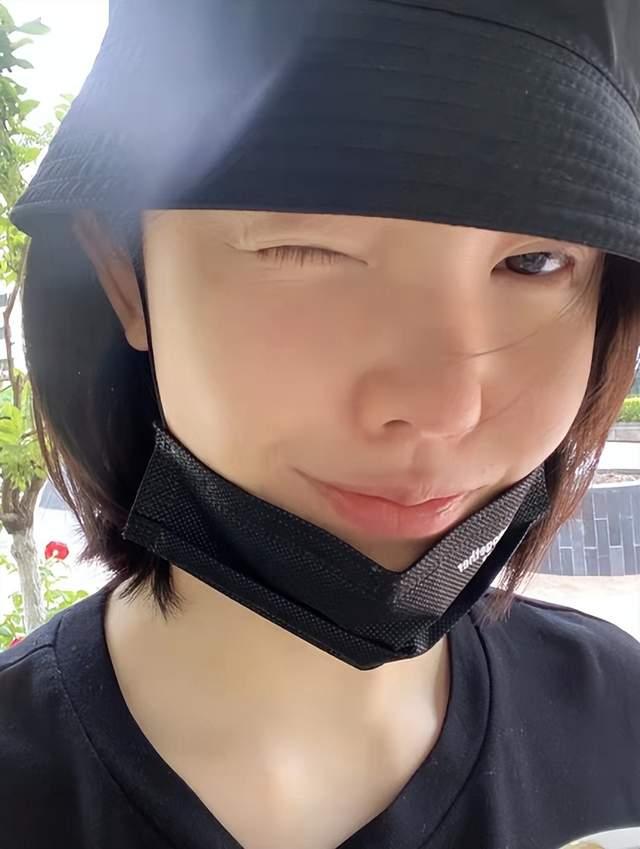 杨子姗与女儿同框引热议，35岁白到发光宛如少女般冻龄