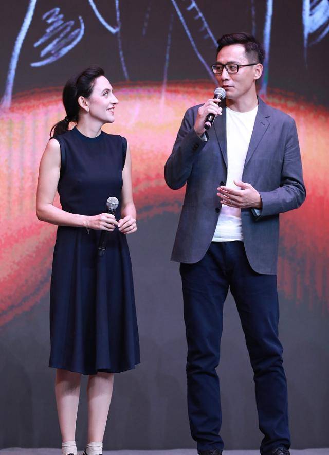 41岁刘烨带妻子现身发布会，无袖小黑裙优雅出众