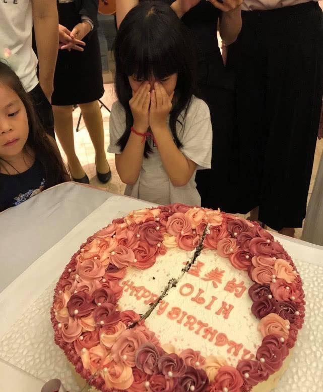 蔡依林小外甥女看到被划破的蛋糕，双手捂脸，表情也是十分可爱