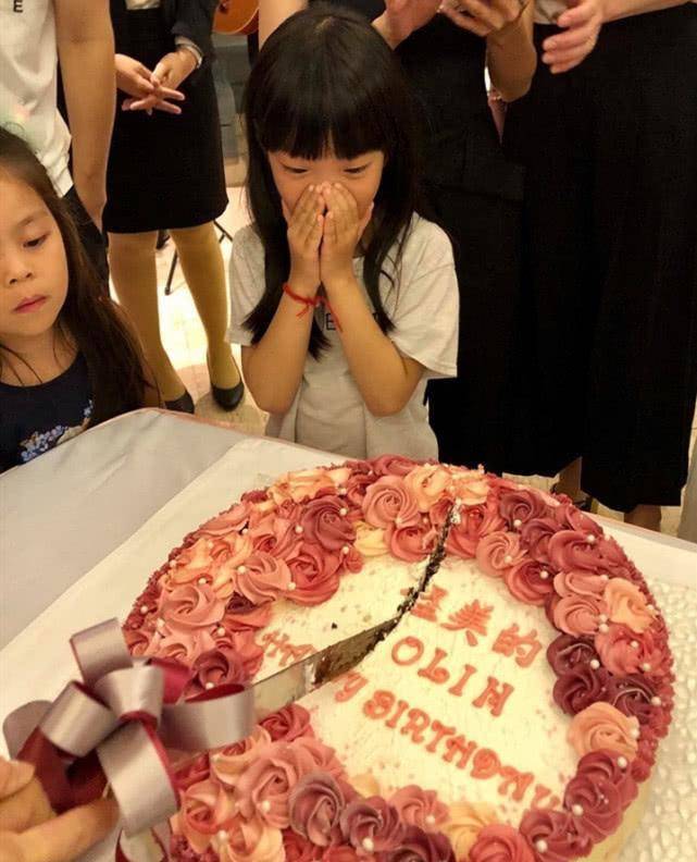 蔡依林小外甥女看到被划破的蛋糕，双手捂脸，表情也是十分可爱