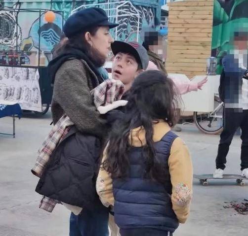 网友偶遇刘烨儿子“诺一”，长高不少像个小少年