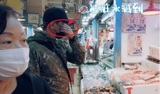 陈小春在菜市场买菜的可爱举动让人出乎意料，网友：羡慕