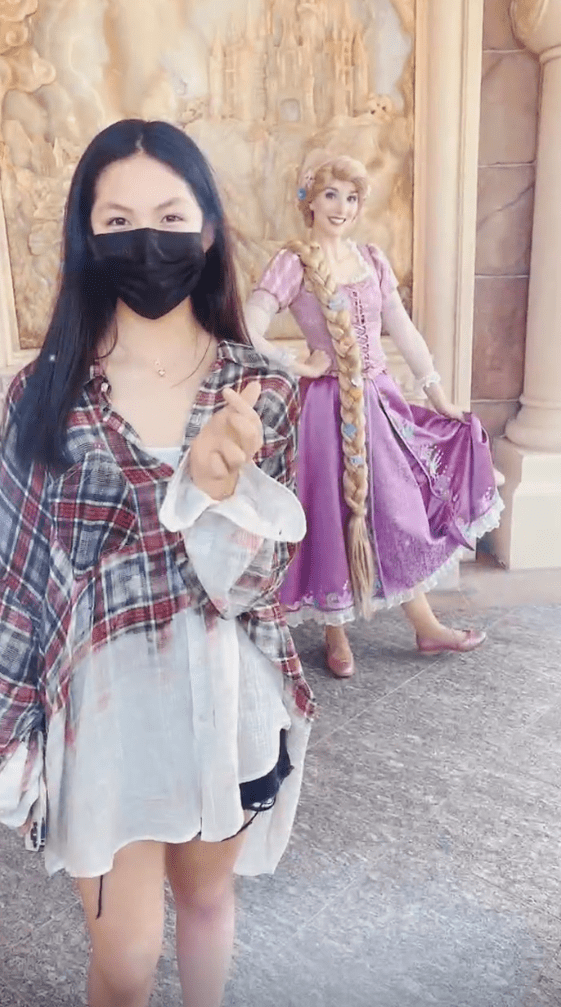 王岳伦带12岁女儿去迪士尼体验迪士尼，网友：好瘦好漂亮