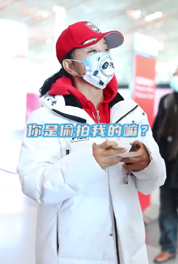 69岁刘晓庆近照曝光，被吐槽耳朵长成这样