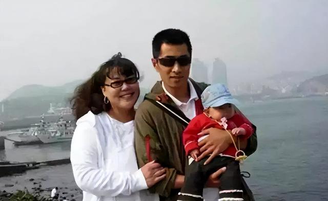 52岁李菁菁近照曝光，三婚老公生活幸福，女儿酷似爸爸