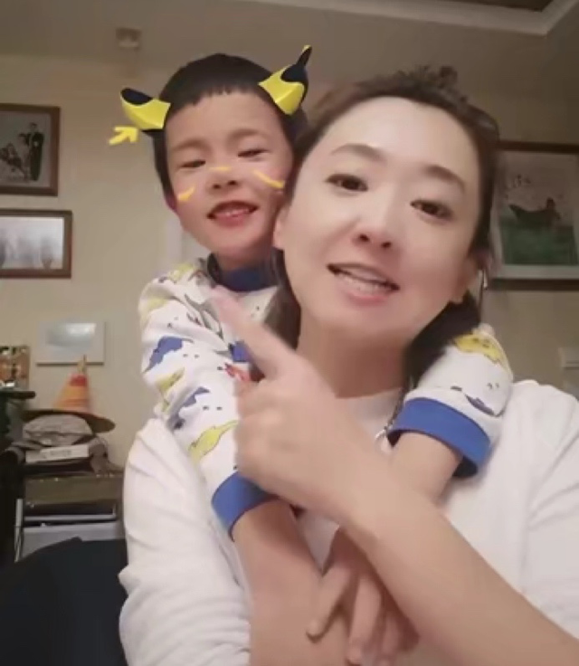 月亮姐姐罕见分享和儿子合拍视频，网友感叹阳光满面