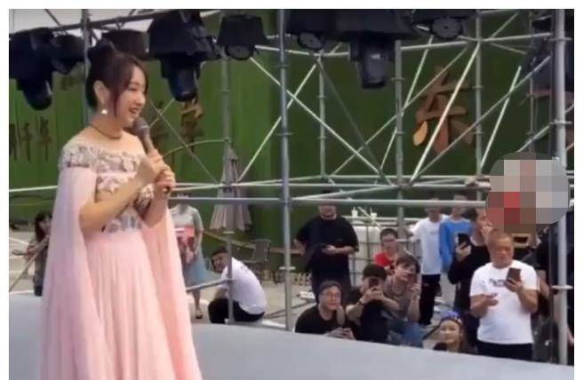 “甜歌皇后”杨钰莹现身商演舞台，保安暖心握手举动相当宠粉