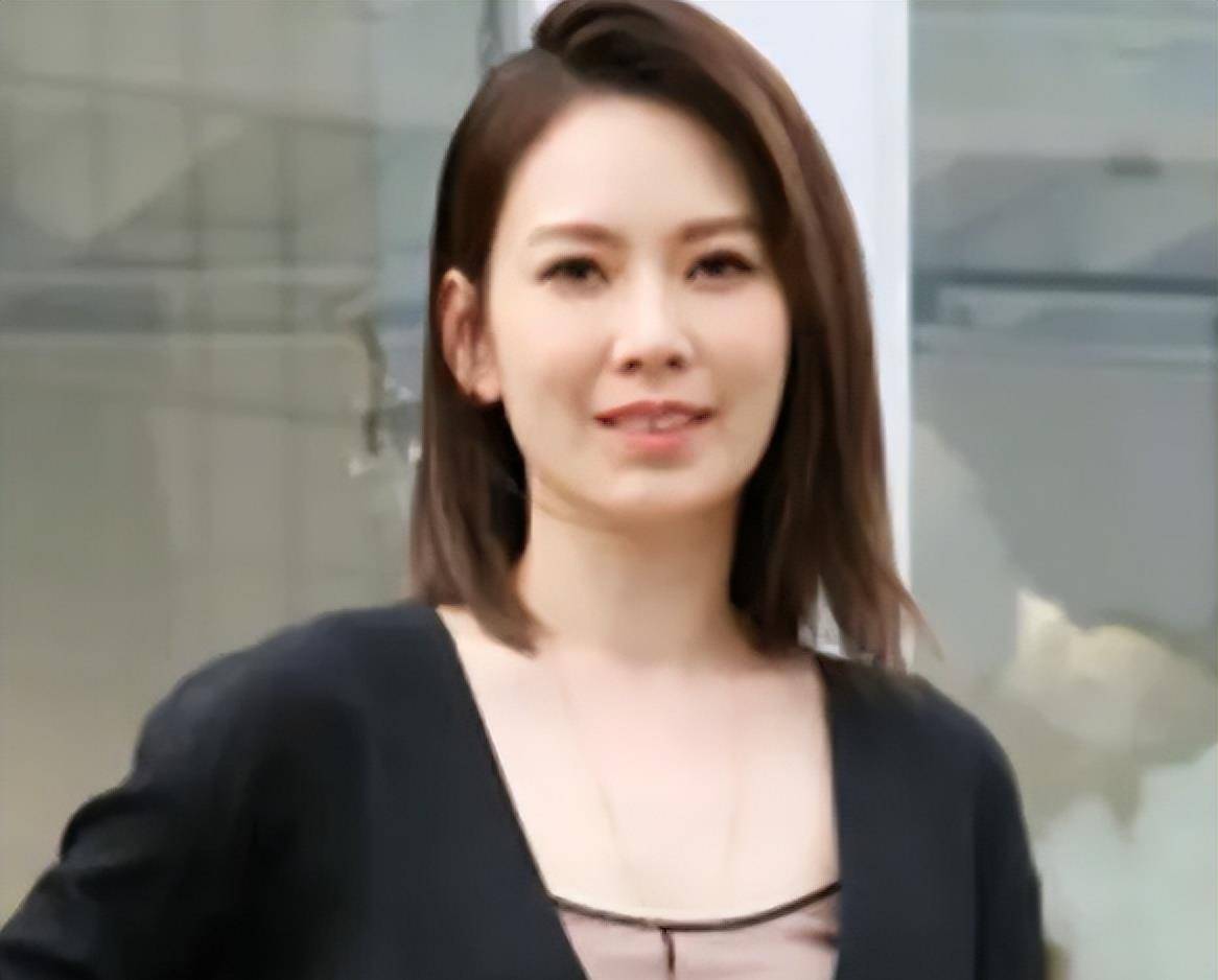 陶喆的43岁前女友殷悦在自己的社交平台上晒出了几张泳装照