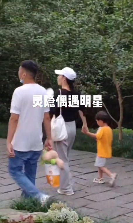 张嘉倪和老公买超带娃出游，跟儿子身后为他扇风取凉，母爱满满