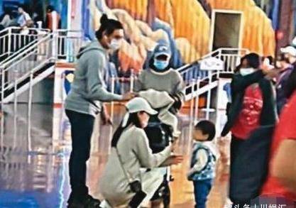 吴奇隆刘诗诗带儿子出游，儿子取名步步，画面感真是太幸福了！
