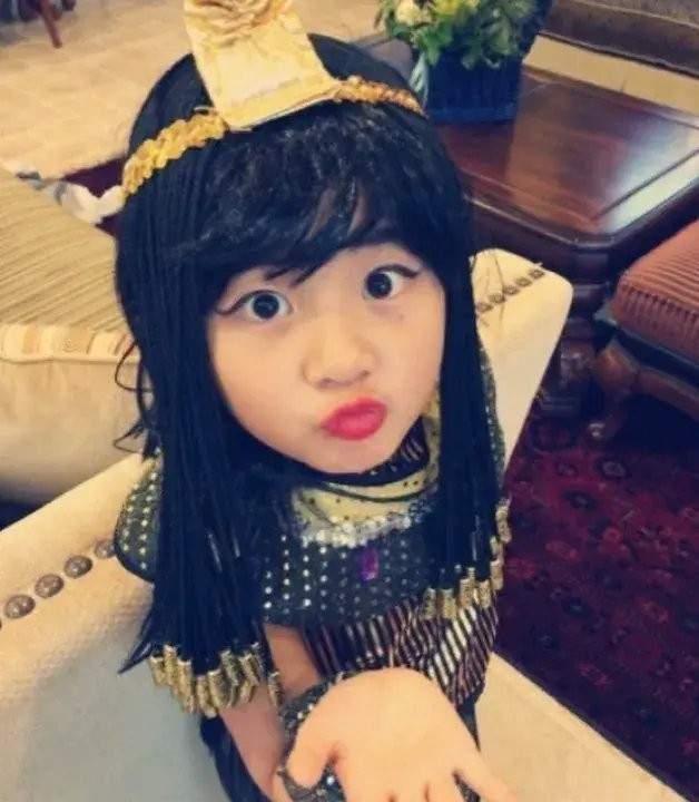 黄磊女儿多多16岁化妆照片曝光，模仿《埃及艳》造型
