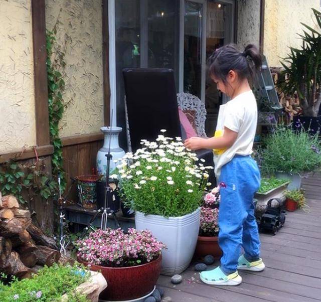 汤唯晒4岁女儿香港安乐电影《月满轩尼诗》回归花圃边玩耍