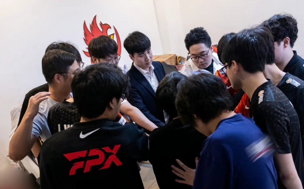 |lol：fpx战队中断五连败，北枫：这两支队伍的adc位置差