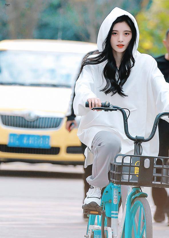 四千年美女鞠婧祎，骑自行车尽显元气少女感，这才是直男最爱的款