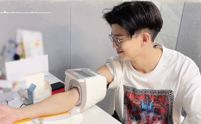 《无忧渡》任嘉伦身体检查，测量血压手臂纤瘦无比