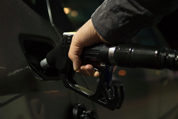 油价有望迎今年第3次下调：加满一箱油或便宜10元