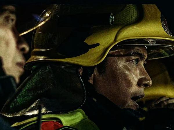 《惊天救援》即将上映，杜江饰演职业消防通讯员