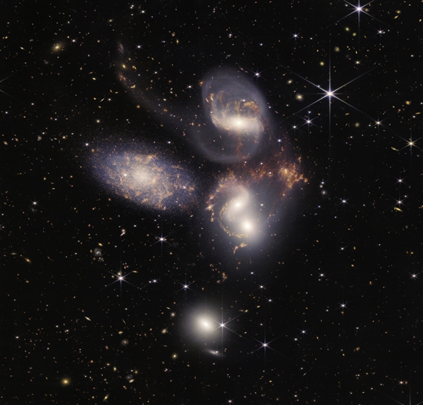 詹姆斯韦布太空望远镜首批拍摄的5张照片正式公布