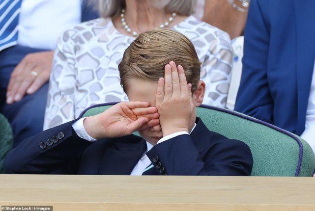 乔治小王子首次亮相温网，抠鼻揉眼惹人同情，手指和祖父一样短粗