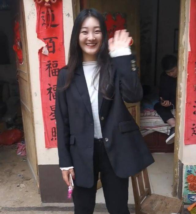 大衣哥儿媳妇站在老家院子里的视频，女儿回应：能不能不要发我的