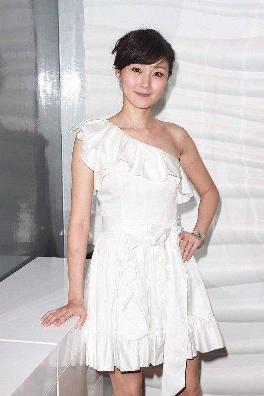 甄子丹曾为她分手「香港第一美腿」51岁状态依然靓丽