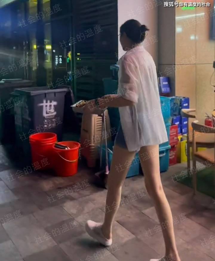 男生吃生蚝要求老板娘当服务员，每次都这样，就是喜欢那种味道