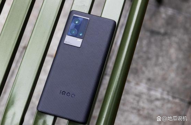iqoo10电竞手机，屏下镜头+骁龙8gen2