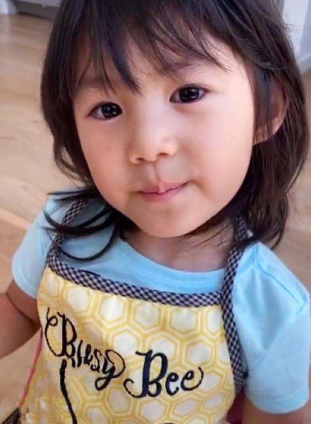 陈冠希晒全家游迪士尼照片 5岁女儿做鬼脸可爱俏皮