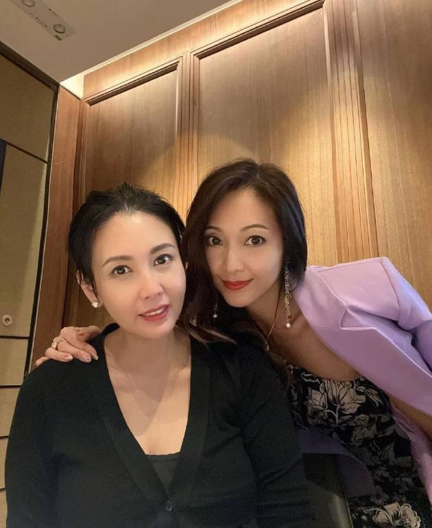 54岁邱淑贞曝近照，穿低胸上衣比女儿还俏丽，名表暴露贵妇身份