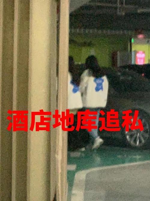 林峯携妻女录节目被拍，伸手怼镜头阻止，女儿凉鞋配袜子太吸睛