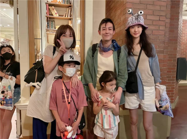 陈冠希携妻子女儿到日本旅游，被网友偶遇，和粉丝合照接地气