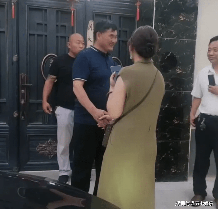 女企业家邀请大衣哥参加演出，出场费六位数，门口的奔驰车很醒目