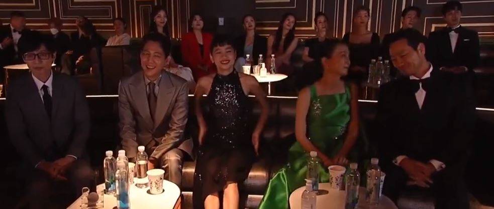 韩国青龙电视剧奖红毯，金成玲错过视野，50岁还能保持这种状态
