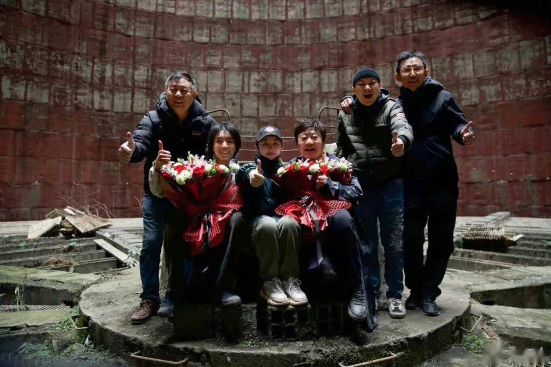 王俊凯《断桥》杀青剧照，孟超极力阻止闻晓雨找寻真相