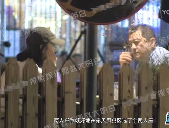 李亚鹏带二婚妻子外出，金喜痴看丈夫变望夫石，皮肤水嫩似少女