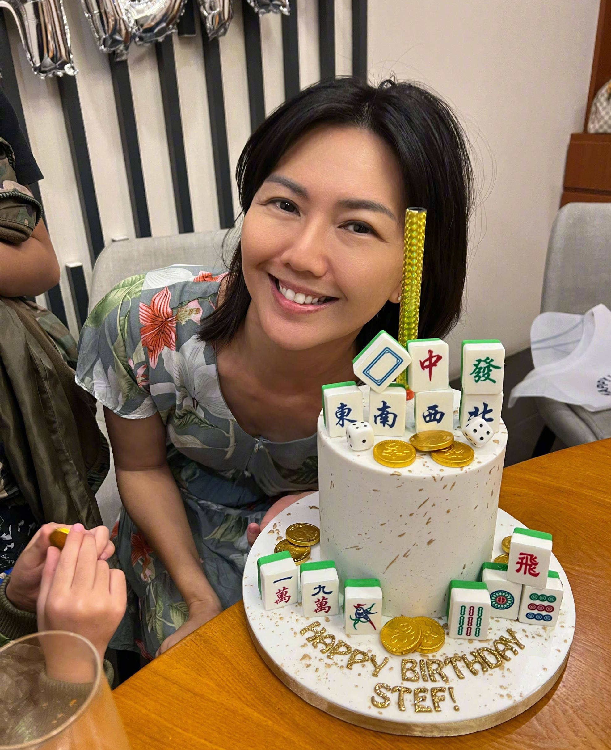 著名歌手斯蒂芬妮生日照曝光，丈夫两鬓斑白胡子拉碴略显苍老