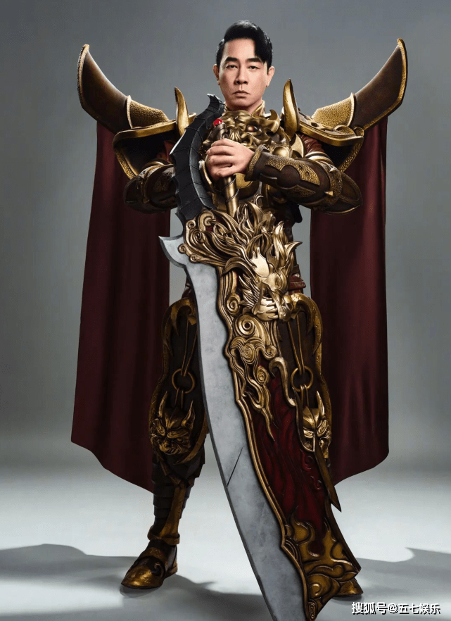 陈小春晒新造型，穿金属盔甲，手持一米五长的大刀，网友炸锅了