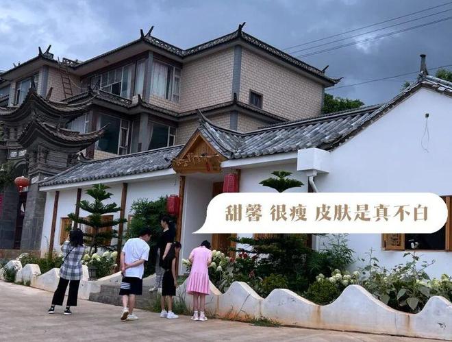 大理用餐偶遇李小璐，身材高挑又白又瘦，甜馨样貌普通不像妈妈