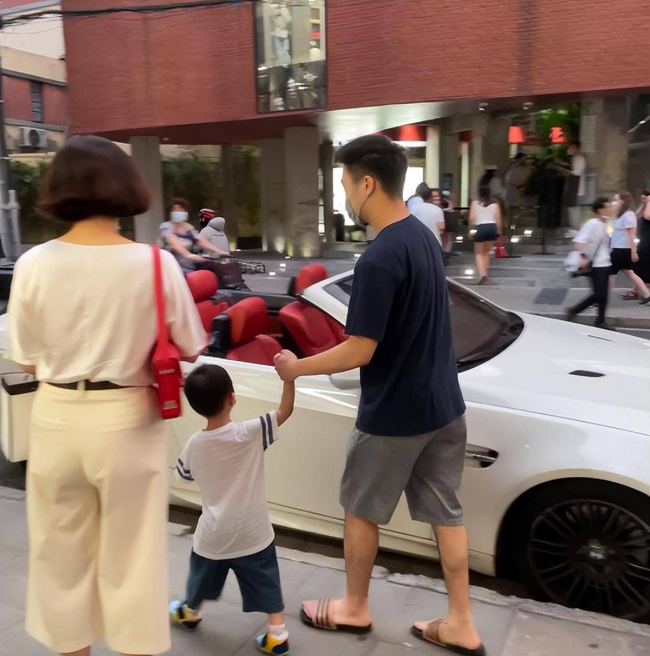 何猷君带宝宝出现上海街头，路人遇到抱着儿子参观展览的何幼军