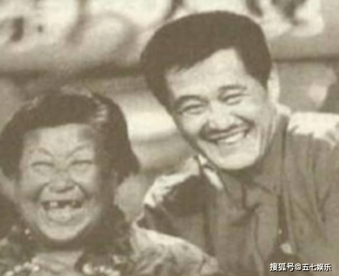 65岁赵本山下厨炒菜，并亲自喂干娘吃饭，脸带笑容没明星架子