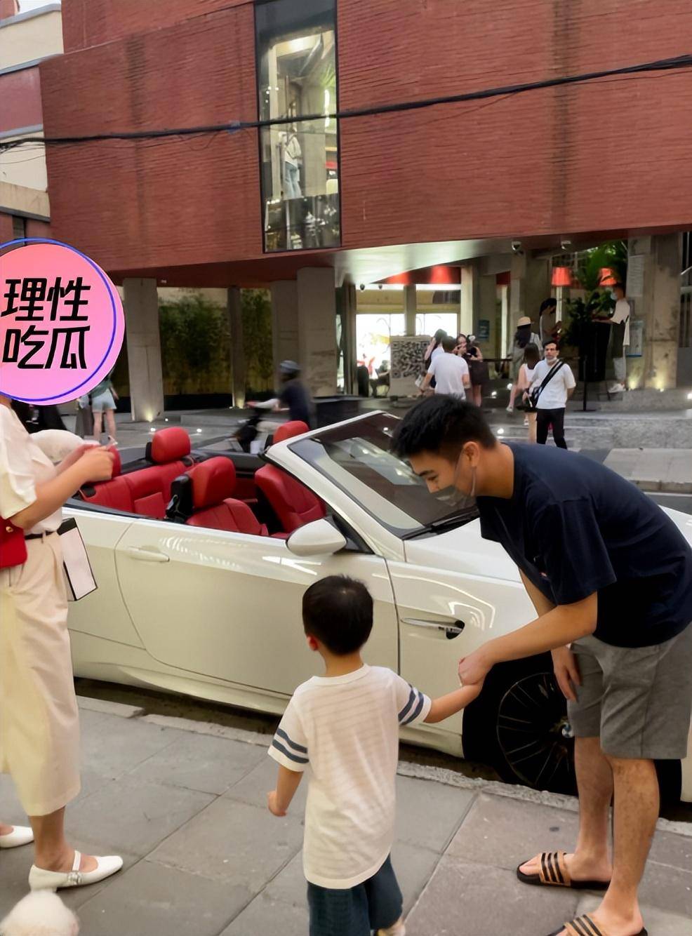 何猷君带宝宝出现上海街头，路人遇到抱着儿子参观展览的何幼军