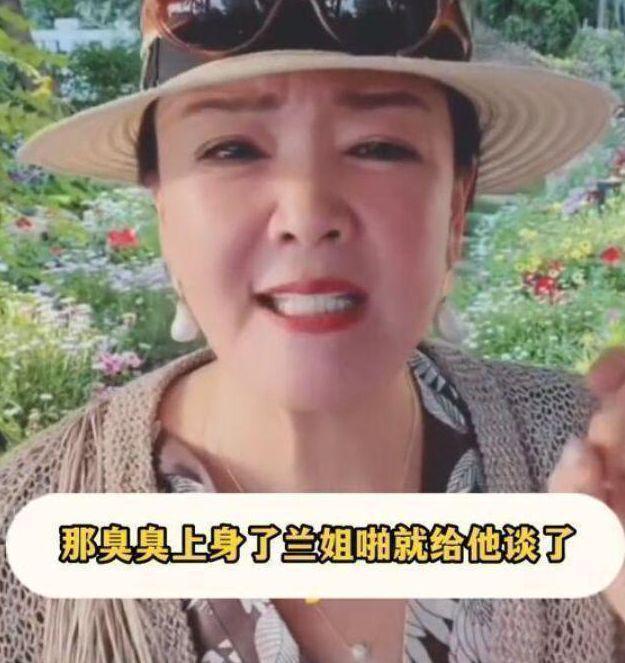 汪小菲正式官宣恋情，与张颖颖寺庙前十指紧扣，满脸笑容感情甜蜜