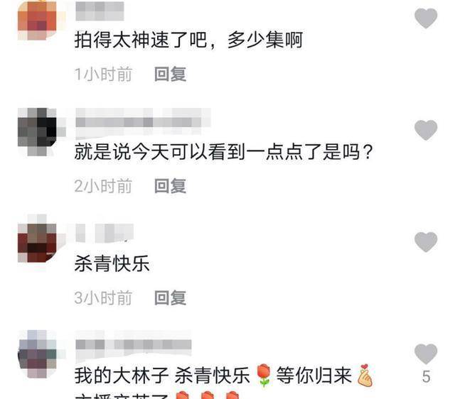 郭麒麟和剧组工作人员开香槟庆祝，桌上还摆放了庆祝蛋糕