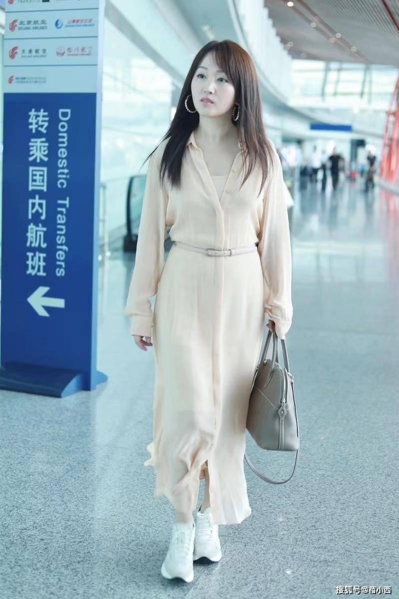 “杨钰莹”越活越年轻，穿裸粉纱裙走机场，看起来可不像是51岁