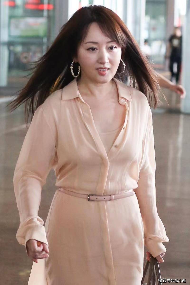 “杨钰莹”越活越年轻，穿裸粉纱裙走机场，看起来可不像是51岁