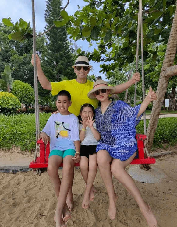 赵文卓晒一家五口海边游玩照，儿女双全的日子实在太幸福了